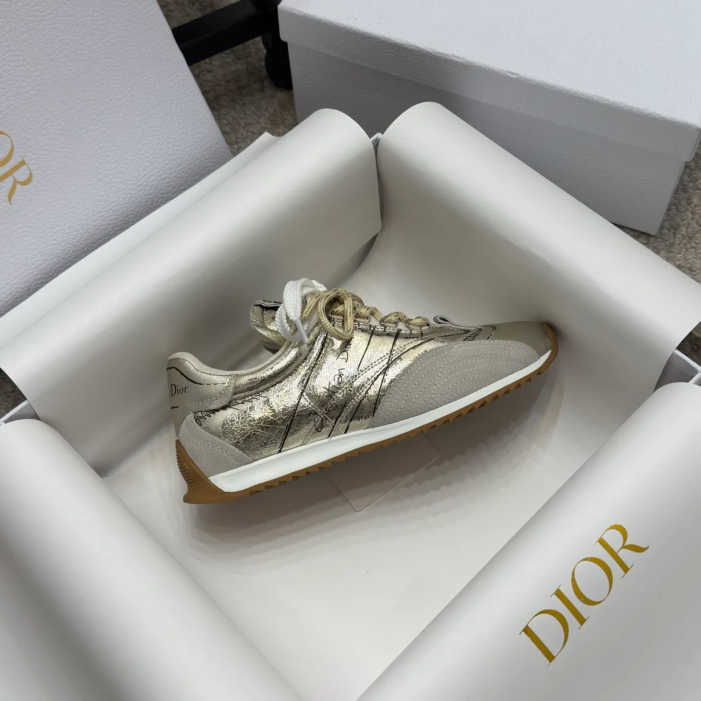 👟👟Ex-factory price 580👟👟 Original purchase and development 𝐂h𝐑𝐈𝐒𝐓𝐈𝐀𝐍 𝐃𝐈or This Dior Vibe Dior sneaker incorporates Dior's haute couture spirit and reinterprets the classic running shoes, moral training shoes. Forrest Gump shoes. Matched with Oblique Printed 3D printing technology reproduces the original fabric to create a contrasting modern style. The details are displayed with a 3D effect, and the iconic details of the logo decoration on the side and back are further embellished. It complements various casual or elegant items to create a modern look.  ✅The tongue is decorated with the Christian Dior PARIS Logo in 3 different colors and overlapping fabric lines. It is consistent with the original version. It is full of details. Welcome to compare and compare with the ordinary version on the market. ✅The original rubber TPU sole is decorated with the DIOR logo. The convex and concave rubber sole is decorated with the Christian Dior lucky star symbol. ✅Size: 35-40 (41 can be customized)